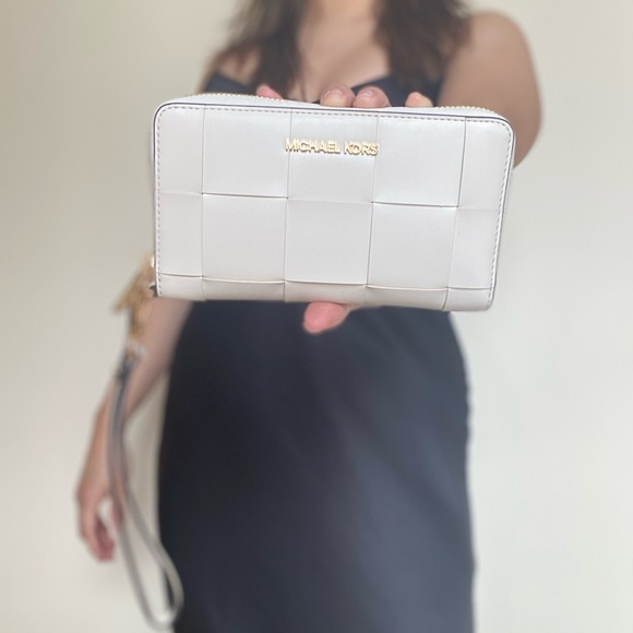 SALE π€- Michael Kors Wallet - Picture 5 of 5